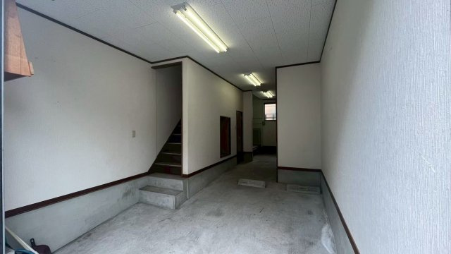 大阪市西成区南津守７丁目　貸倉庫・事務所の駐車場|カースペースがあります