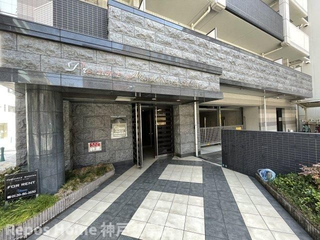 プレサンスみなと元町駅前のエントランス