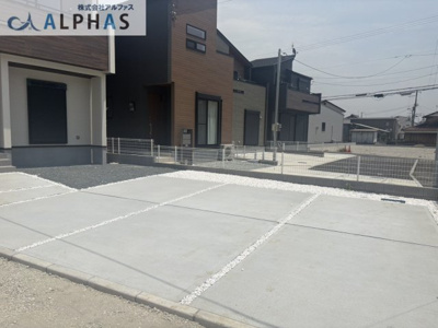 【外観】 | 加古川市野口町坂元　新築戸建 | ■並列３台可能な駐車スペース♪※車種による