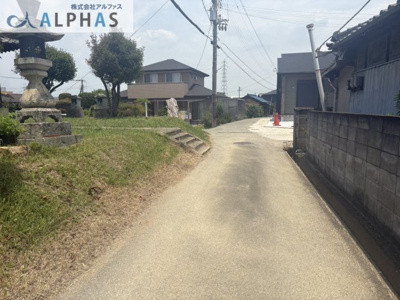 【前面道路含む現地写真】 | 加古川市野口町坂元　新築戸建 | ■野口小学校まで徒歩約7分と無理なく通学できる環境です！