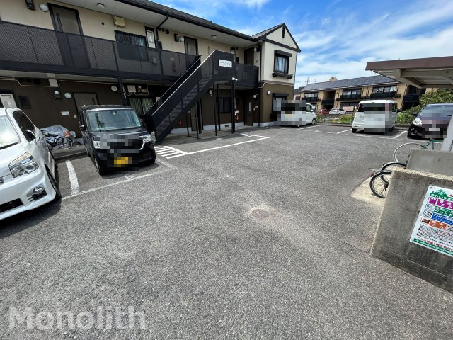 ジンハイツの駐車場