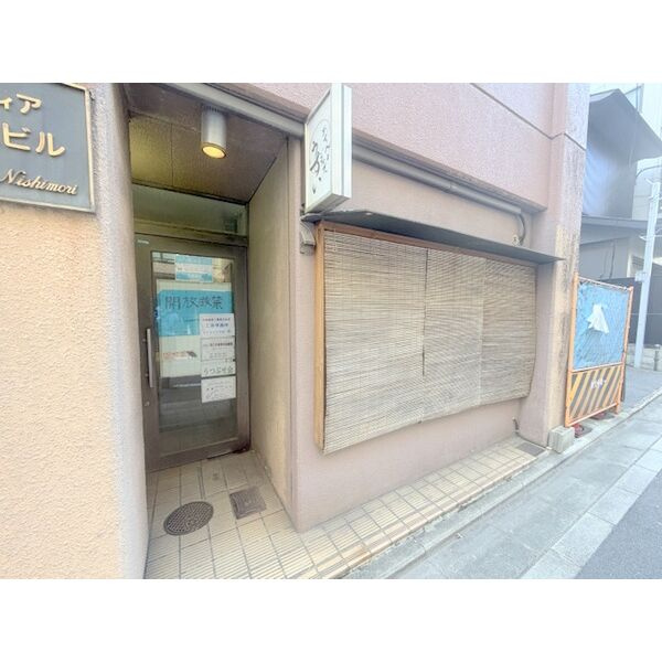 フロンティア西森ビルのエントランス