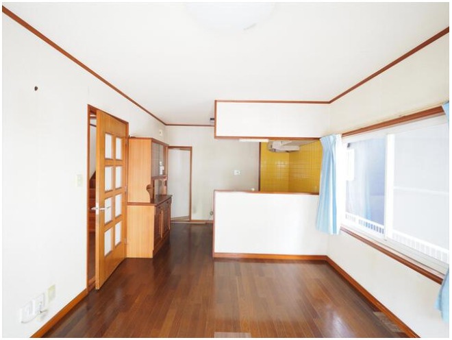 【角地】高知市神田　中古物件の居間・リビング|窓から光が差し込む明るいリビング☆落ち着いた色味のフローリングです