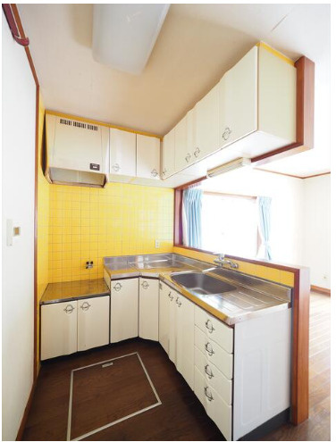 【角地】高知市神田　中古物件のキッチン|黄色いタイルが印象的なキッチン☆L字型で作業スペースも収納もたっぷりです
