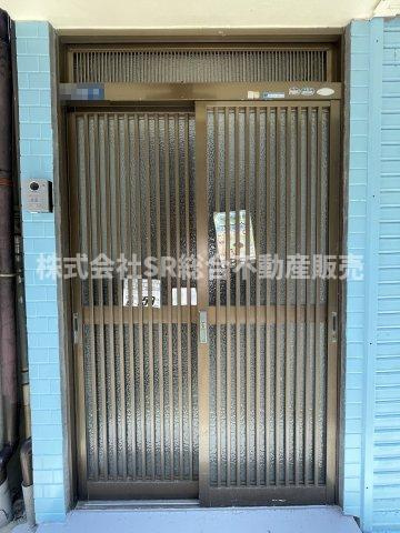 高井田元町1丁目中古戸建の玄関|お風呂・トイレ別、全居室収納、2面バルコニー、シャッター付き車庫、2沿線2駅利用可などお部屋探しの条件が満たされており、万が一退去されても新しく借主様が見つかりやすいかと思います！