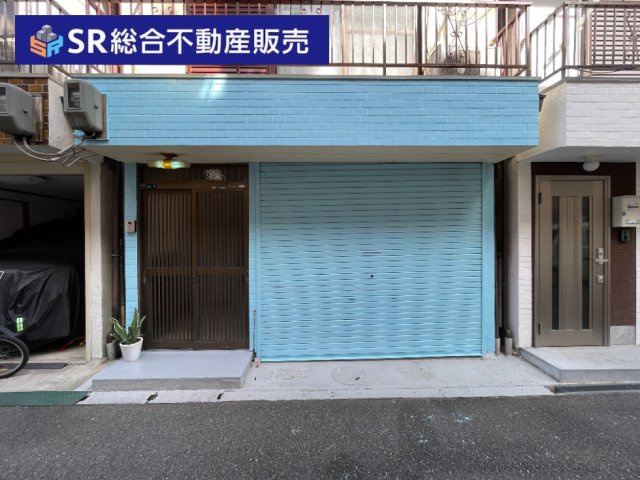 高井田元町1丁目中古戸建の玄関|お風呂・トイレ別、全居室収納、2面バルコニー、シャッター付き車庫、2沿線2駅利用可などお部屋探しの条件が満たされており、万が一退去されても新しく借主様が見つかりやすいかと思います！