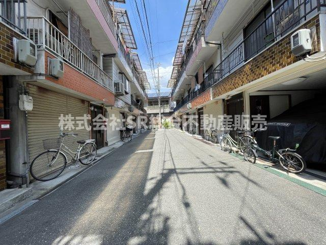 高井田元町1丁目中古戸建の前面道路含む現地写真|弊社は中古戸建のご紹介、その後のリフォームのご提案、
賃貸物件のご紹介、すべてご対応可能です。
お客様にあったプランをご提案致します。
まずはお問合せ下さいませ。