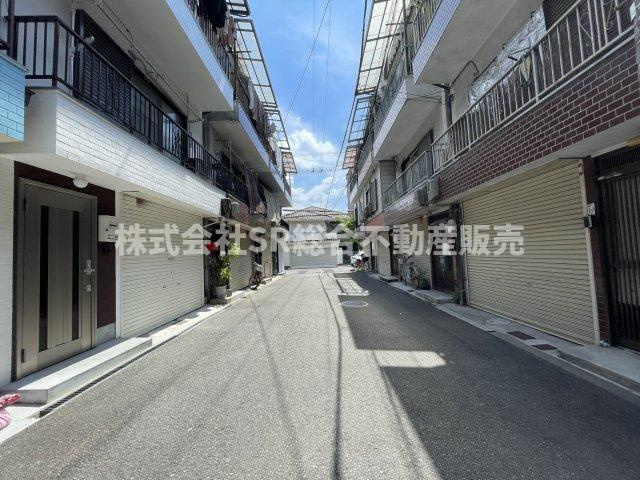 高井田元町1丁目中古戸建の前面道路含む現地写真|当日予約も大歓迎です！土日祝、雨の日やお子様連れのお客様の送迎も可能ですのでお気になさらずお問合せ下さい。お仕事終わりのお時間にも柔軟に対応致しますのでお気軽にお申し付け下さいませ。