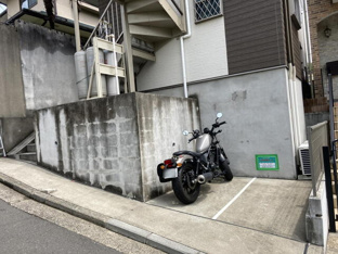 バイク置き場。