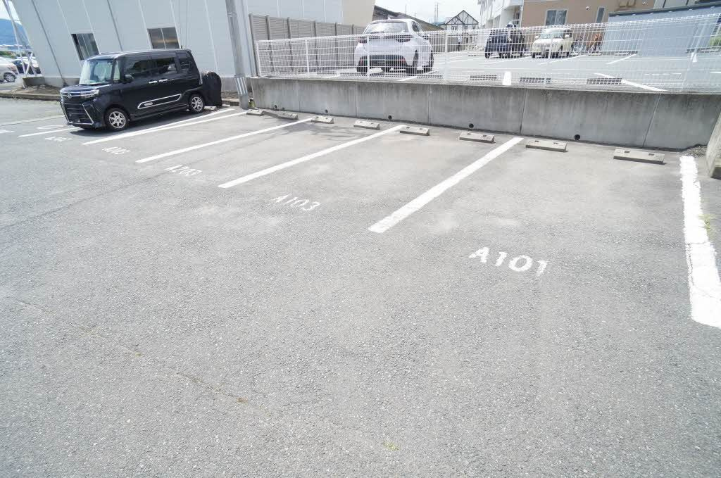 ミューローズ長橋Ⅱ Ａの駐車場