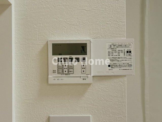 クレストスカイウイングの冷暖房・空調設備|【床暖房】冬は足元から暖めてくれる床暖房はエアコンとは違って埃が舞いませんので健康にも良さそうですね。