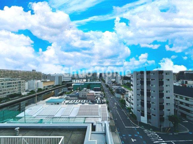クレストスカイウイングの展望|手を伸ばせば、ふれることが出来そうな環境が、そのままインテリアになったような印象です。その豊かな眺望にふさわしい空間には、通風・採光にも優れ、心地よい光と風があふれています