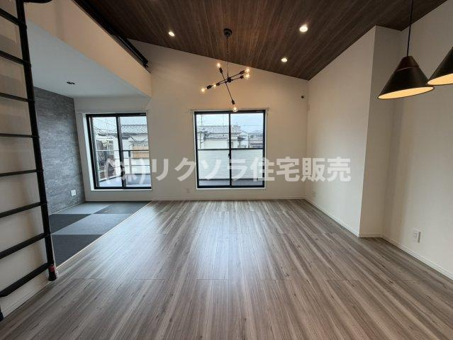 甲斐田新町　中古一戸建ての居間・リビング|LDK20.0帖
■物件内覧・資金計画相談・住宅ローン相談、リフォーム相談、お問合せ受付中■
※当日・翌日のご内覧、ご相談はお電話でのお問合せがスムーズです！