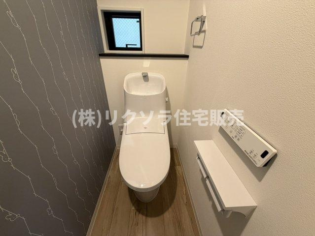 甲斐田新町　中古一戸建てのトイレ|温水洗浄便座付き
■物件内覧・資金計画相談・住宅ローン相談、リフォーム相談、お問合せ受付中■
※当日・翌日のご内覧、ご相談はお電話でのお問合せがスムーズです！