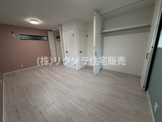 甲斐田新町　中古一戸建ての洋室|洋室10.0帖
■物件内覧・資金計画相談・住宅ローン相談、リフォーム相談、お問合せ受付中■
※当日・翌日のご内覧、ご相談はお電話でのお問合せがスムーズです！