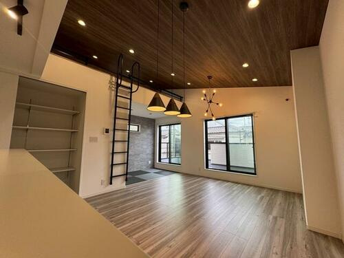 甲斐田新町　中古一戸建ての居間・リビング|LDK20.0帖
■物件内覧・資金計画相談・住宅ローン相談、リフォーム相談、お問合せ受付中■
※当日・翌日のご内覧、ご相談はお電話でのお問合せがスムーズです！
