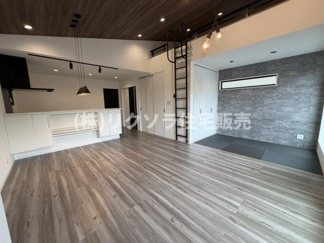甲斐田新町　中古一戸建ての居間・リビング|LDK20.0帖
■物件内覧・資金計画相談・住宅ローン相談、リフォーム相談、お問合せ受付中■
※当日・翌日のご内覧、ご相談はお電話でのお問合せがスムーズです！