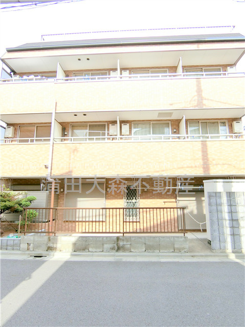 グリーンシャドーの外観|2008年4月築　鉄骨造地上3階建て総戸数10戸オートロック付人気賃貸マンション
京急本線梅屋敷駅最寄り、大森町駅も徒歩圏内の東京都大田区大森中の住宅街！