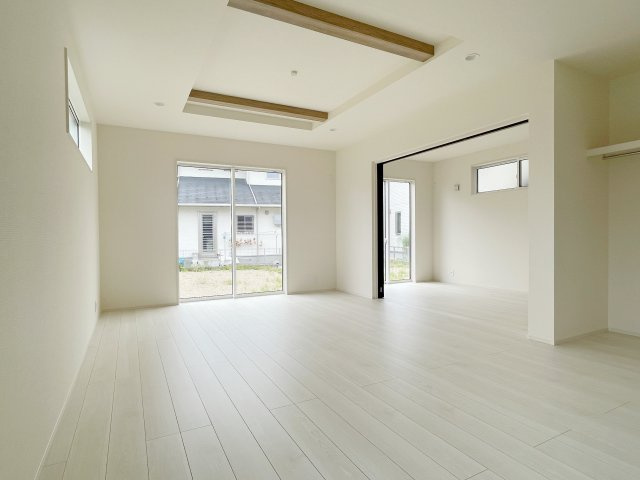 新築戸建・新築建売　郡山市東原一丁目　富田東中・富田小の居間・リビング|折上げ天井がおしゃれなリビングは開放感たっぷりの20帖以上！