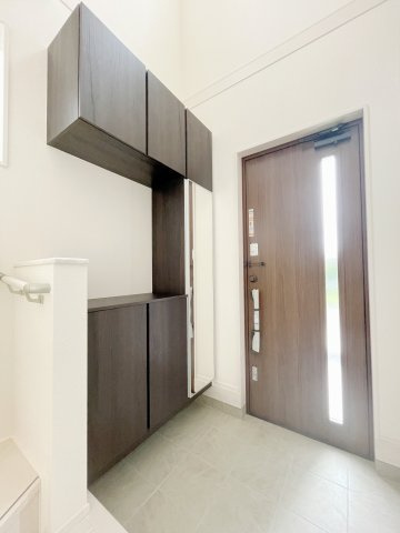 新築戸建・新築建売　郡山市東原一丁目　富田東中・富田小の玄関|鏡付きの玄関収納でお出かけ前の身だしなみチェックもばっちり♪