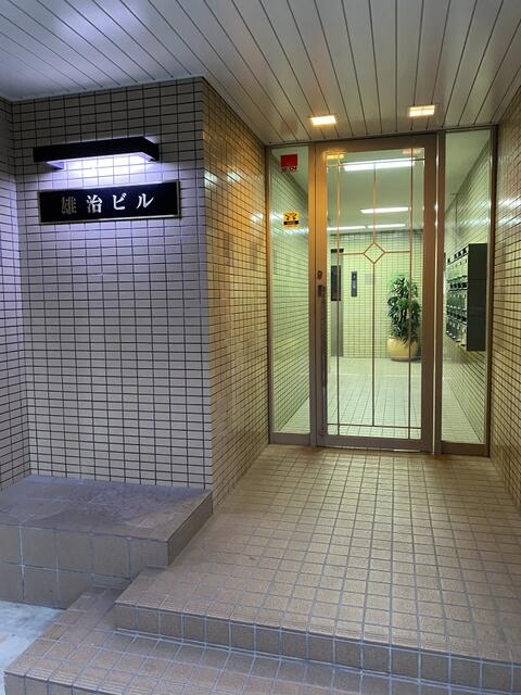 雄治ビルのエントランス