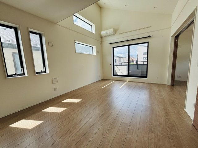 南荻窪戸建の居間・リビング|こちらのリビングで趣味の時間をお楽しみください