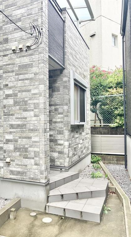 和泉戸建のエントランス|建物の内部です