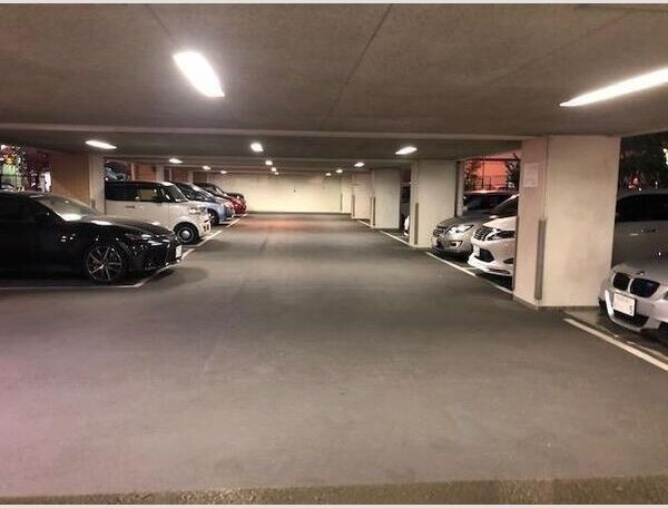 ルーセントパークショアの駐車場