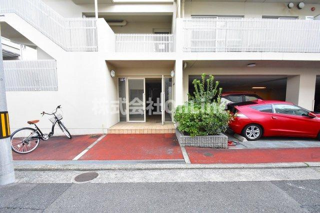 八尾市西山本町１丁目の賃貸マンションのエントランス