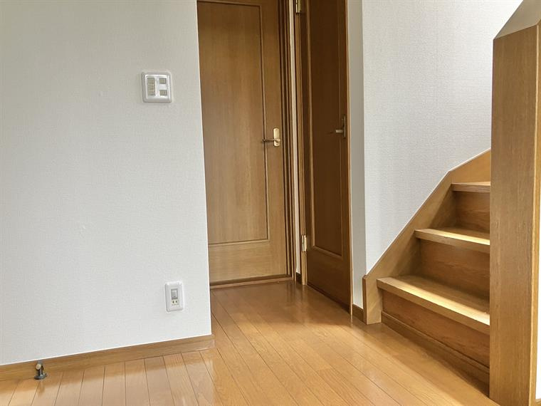 並木町戸建のロビー|清潔なロビーです