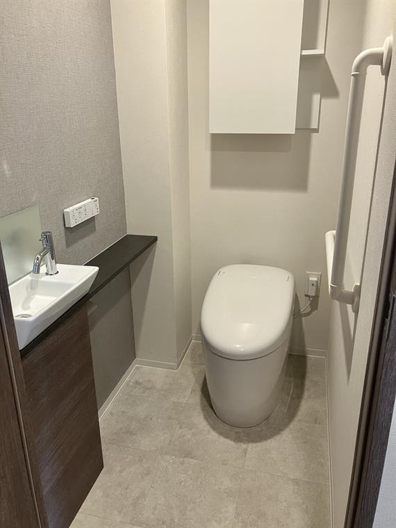 プラウドシティ国立のトイレ|落ち着いた色調のトイレです