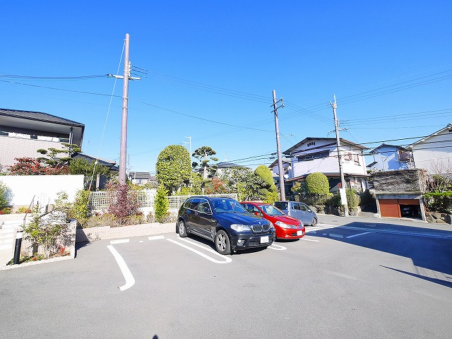 メゾン・ド・ユウの駐車場|駐車場があるので、車を買う予定の方も安心です