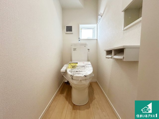 ♦泉南郡熊取町五門東　第2期　新築一戸建てのトイレ|1・2階の2ヶ所にあるので、朝の忙しい時間の順番待ちもなく、深夜の利用にも大変便利です。