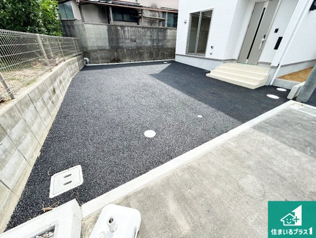 ◆泉南郡熊取町五門東　第2期　新築一戸建ての駐車場|並列２台駐車可能！ゆとりの駐車スペースで車庫入れもスムーズ！