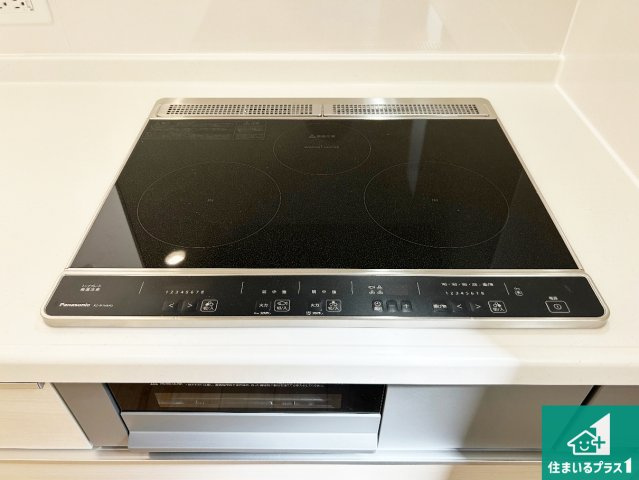 ◆泉南郡熊取町五門東　第2期　新築一戸建ての設備|火を使わないので、安心なＩＨコンロ！でこぼこが無い構造なので、掃除もしやすく清潔に保てます！