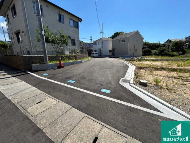 泉南郡熊取町五門東　第2期　新築一戸建ての前面道路含む現地写真|周辺は落ち着いた街並みの住宅地！子育てがしやすい住環境です！まだ未完成ですが、現地でしかわからない事もございます。是非一度ご覧ください。