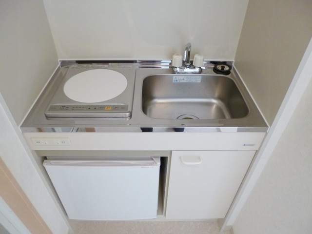 パインヒル南小岩のキッチン|1口ＩＨクッキングヒーター・ミニ冷蔵庫付いてます。