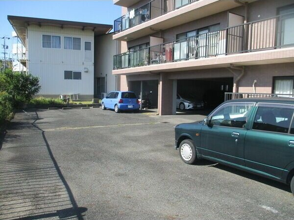 ハーム日進の駐車場