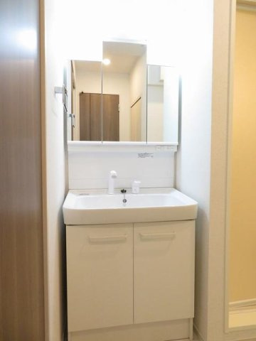 ブルーハーベストⅠの洗面所|明るい洗面所です