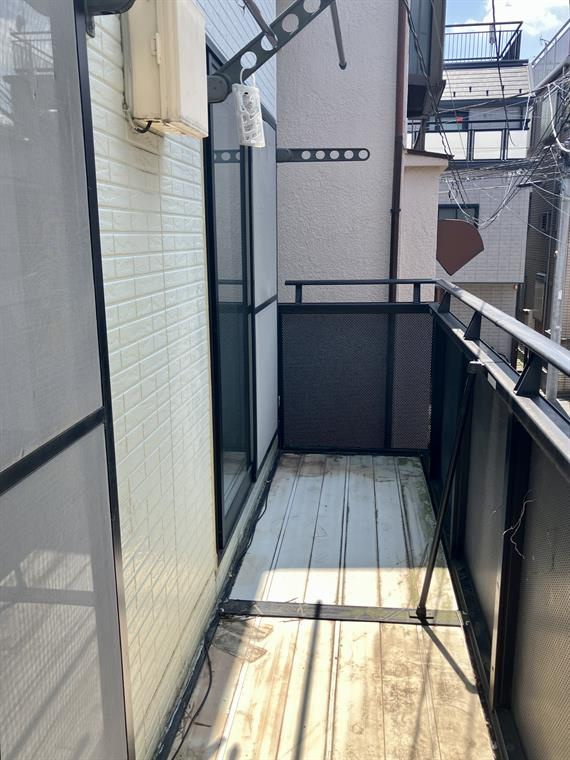 巣鴨戸建のバルコニー|バルコニーからの眺めを楽しみながら食事をしませんか