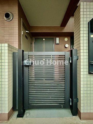 コスモ東京ベイフォートの玄関|プライバシー性の高い専用ポーチ