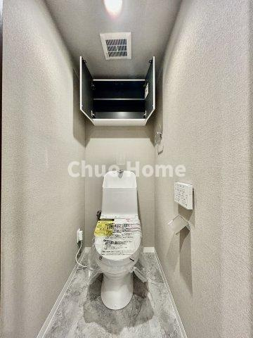 コスモ東京ベイフォートのトイレ|【トイレ】 収納スペースをしっかりと確保した温水洗浄便座機能付きトイレ。温水洗浄便座は清潔にお使いいただくための大切なアイテムです。