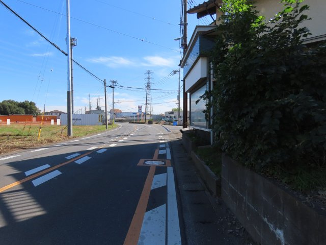 坂戸市中小坂売地の前面道路含む現地写真