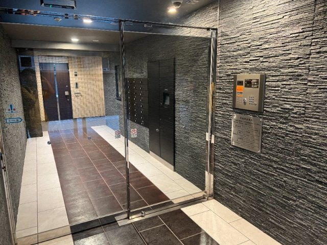 世田谷区三軒茶屋１丁目の賃貸マンションのエントランス