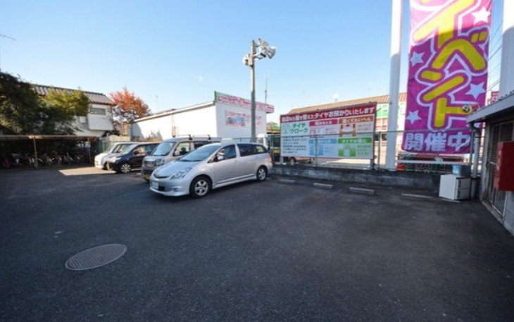 クロスロードサイドの駐車場