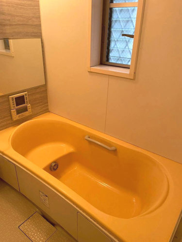 鶴見区安田１丁目中古戸建の浴室|ステップ付きで腰掛けやすく、小さなお子様の入浴や立ち座りもスムーズ。ご家族みんなに優しい浴槽デザインです。