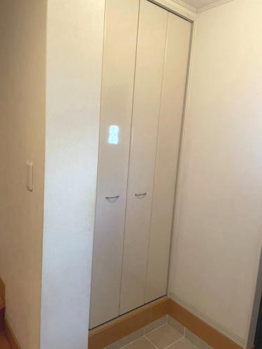 鶴見区安田１丁目中古戸建の玄関|スニーカーからブーツまでしっかり収まる大容量のシューズボックスを備えています。