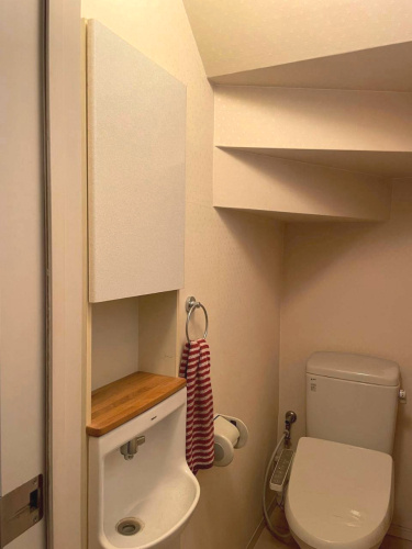 鶴見区安田１丁目中古戸建のトイレ|リビングのある2階のトイレには、さっと手を洗える省スペースの手洗器つき。来客時にも心地よくお使いいただけます。