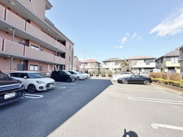 ドゥーメゾンの駐車場