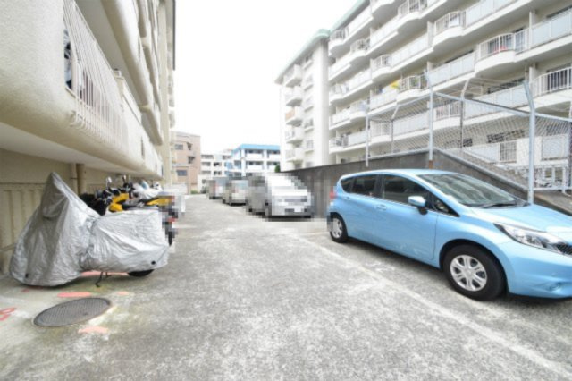 【駐車場】 | 桃山台レックスマンション | 現在ご返済中のカーローン・カードローン・教育ローンなどを住宅ローンに一本化したり、家具家電購入費用・引越し費用を住宅ローンと組み合わせるなど、お客さまにメリットの多い住宅ローンのご提案が可能です。